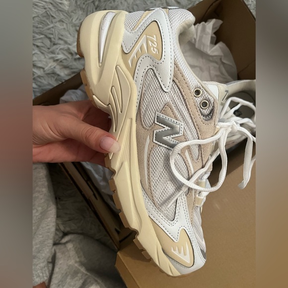 *NEVER WORN* NEW BALANCE 725 UNISEX BEIGE AND WHITE LACE UP SNEAKERS - Picture 4 of 6